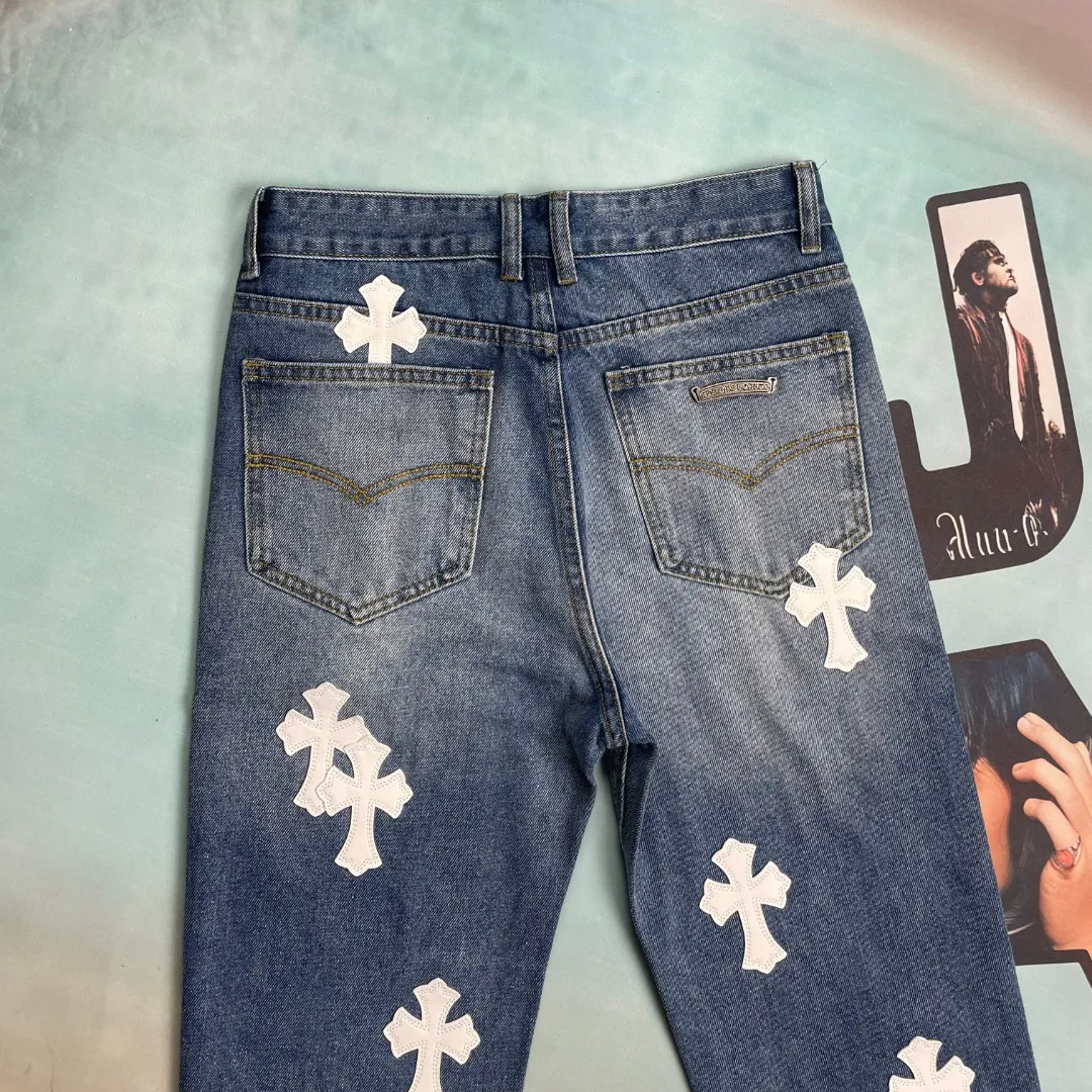 🅿️236 🔘Style No.-KL123 🔘Cro Heart𝐂𝐡𝐫𝐨𝐦𝐞 𝐇𝐞𝐚𝐫𝐭 Blue and white leather cross patch leather retro straight jeans* In the vast world of fashion, Croxin jeans are like a shining pearl. Whether they are in a glamorous fashion show or a plain and warm daily street, they can perfectly fit and occupy an indispensable place. It breaks the boundaries of body shape and style. It has no distinction, no category, and no restrictions. As long as you like it, you can wear it with confidence and control it easily. These jeans are the epitome of exceptional craftsmanship. The top heavy-duty washing process is used to give the fabric a unique texture. The calfskin is precisely laser-cut and turned into a delicate cross, showing luxurious style in every detail. Paired with aged silver hardware, the retro charm collides with modern fashion. The straight silhouette is the finishing touch, making the upper body instantly slimmer and cleverly modifying the leg lines, showing a neat and capable look. From material selection to production, every step is strictly controlled, with high-end quality surpassing the market currency, becoming the only choice to highlight personality and taste.  Size: S M L XL XXL (28.30.32.34.36) Color: Blue